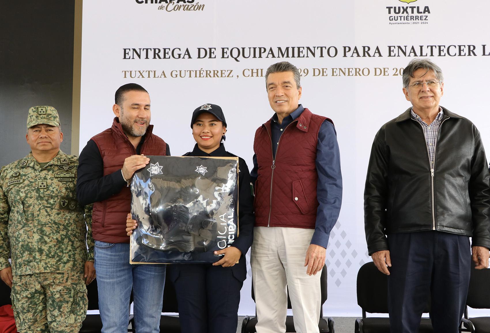 Entrega Rutilio Escandón patrullas motopatrullas y equipamiento a